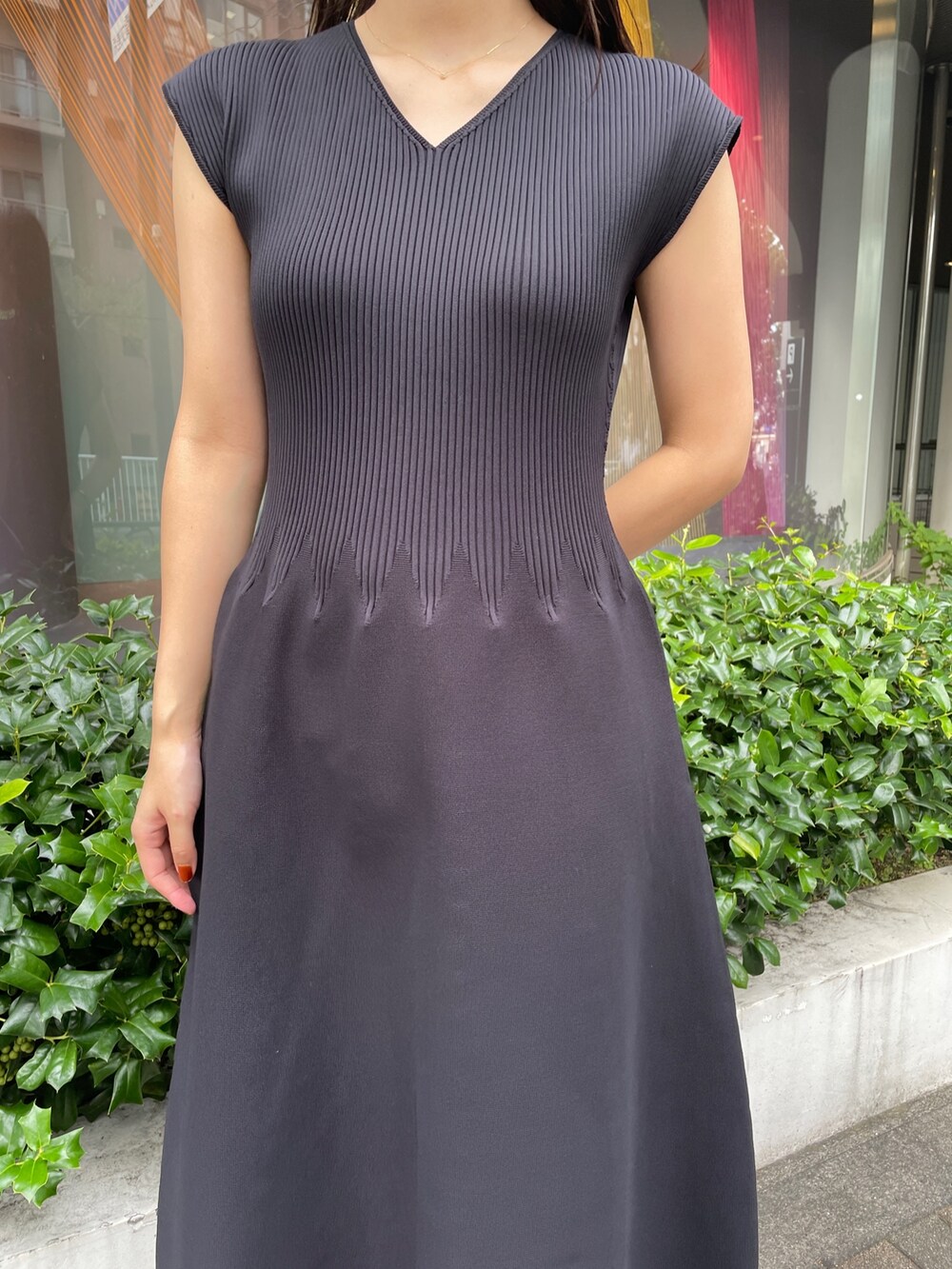 その他のサンダル、ブラック系のワンピースを着用したレディースの冬コーディネートの7枚目の写真