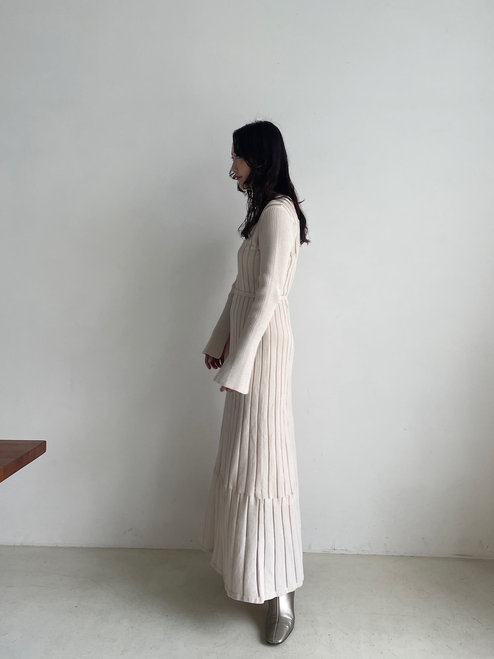 シルバー系のブーツ、ホワイト系のワンピースを着用したレディースの秋コーディネートの5枚目の写真