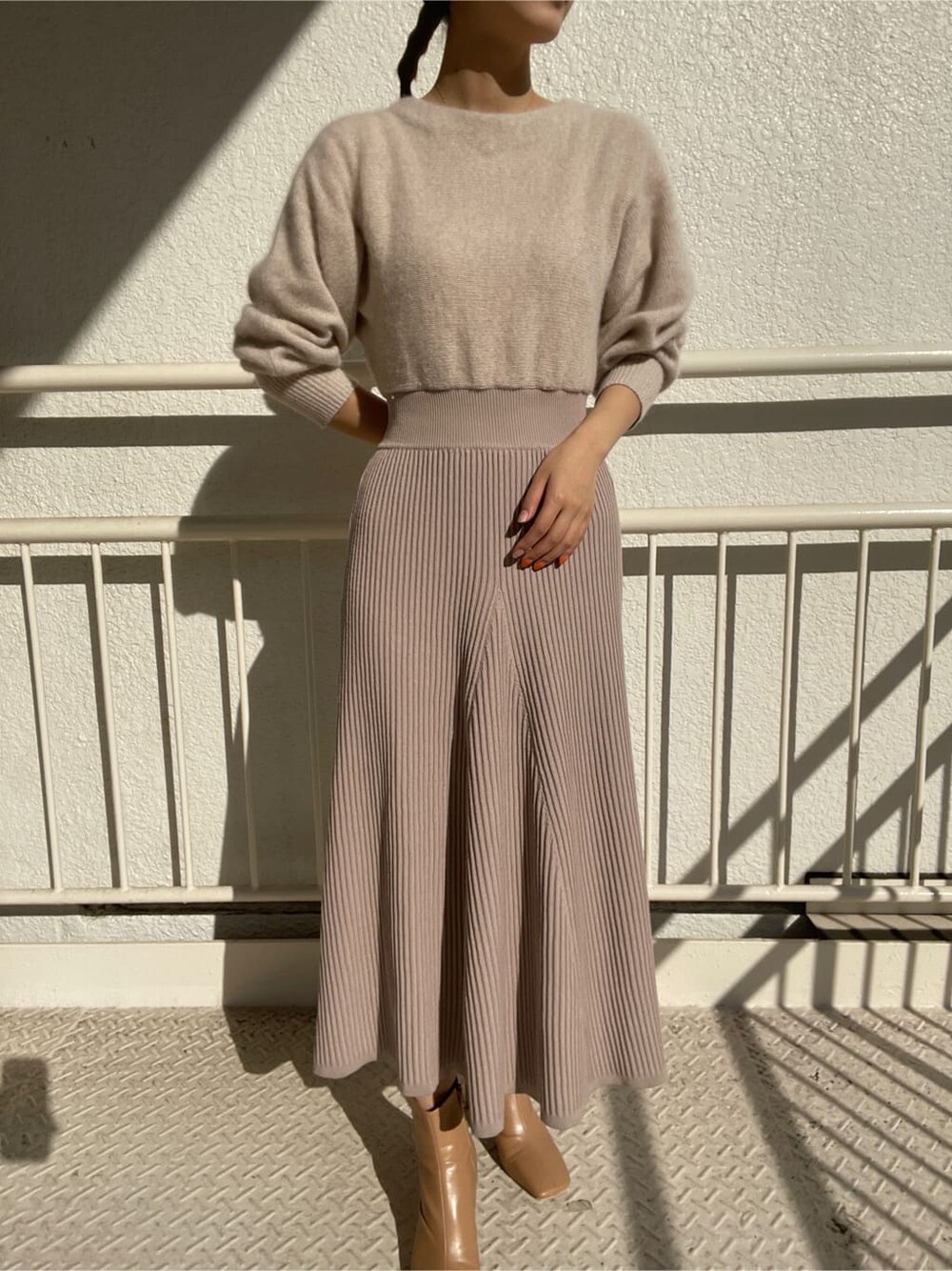 ベージュ系のその他シューズ、ホワイト系のワンピースを着用したレディースの冬コーディネートの5枚目の写真