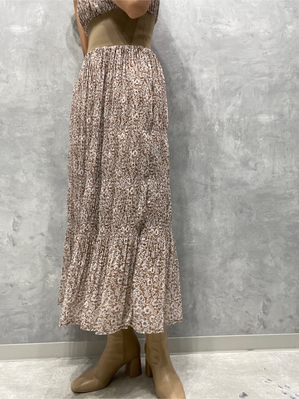 ベージュ系のワンピース、ベージュ系のブーツ、イエロー系のカーディガン/ボレロを着用したレディースの秋コーディネートの10枚目の写真