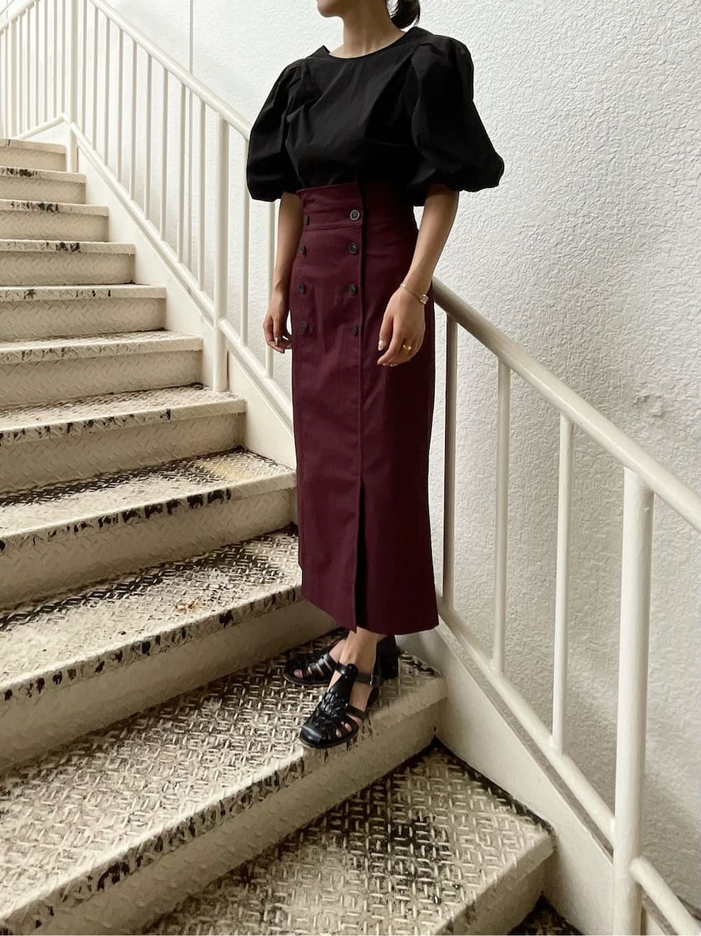 ブラック系のシャツ/ブラウス、レッド系のスカートを着用したレディースの夏コーディネートの2枚目の写真