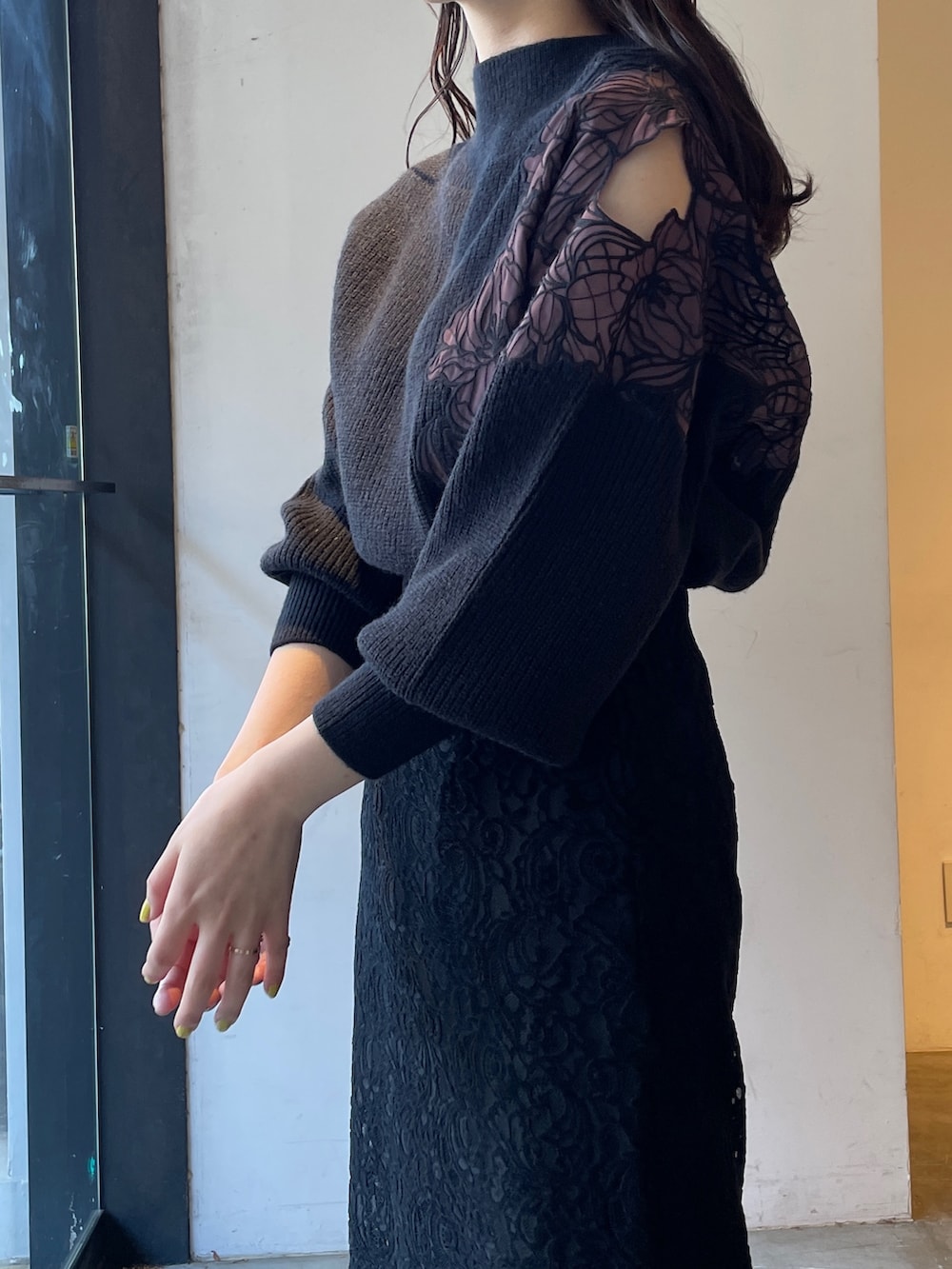 ブラック系のブーツ、ブラック系のスカート、ブラック系のニット/セーターを着用したレディースの冬コーディネートの7枚目の写真