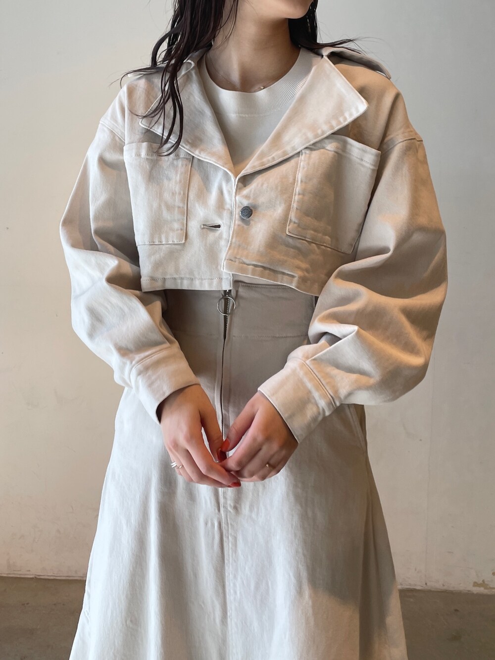 その他のサンダル、ホワイト系のニット/セーター、ベージュ系のテーラードジャケットを着用したレディースの冬コーディネートの8枚目の写真