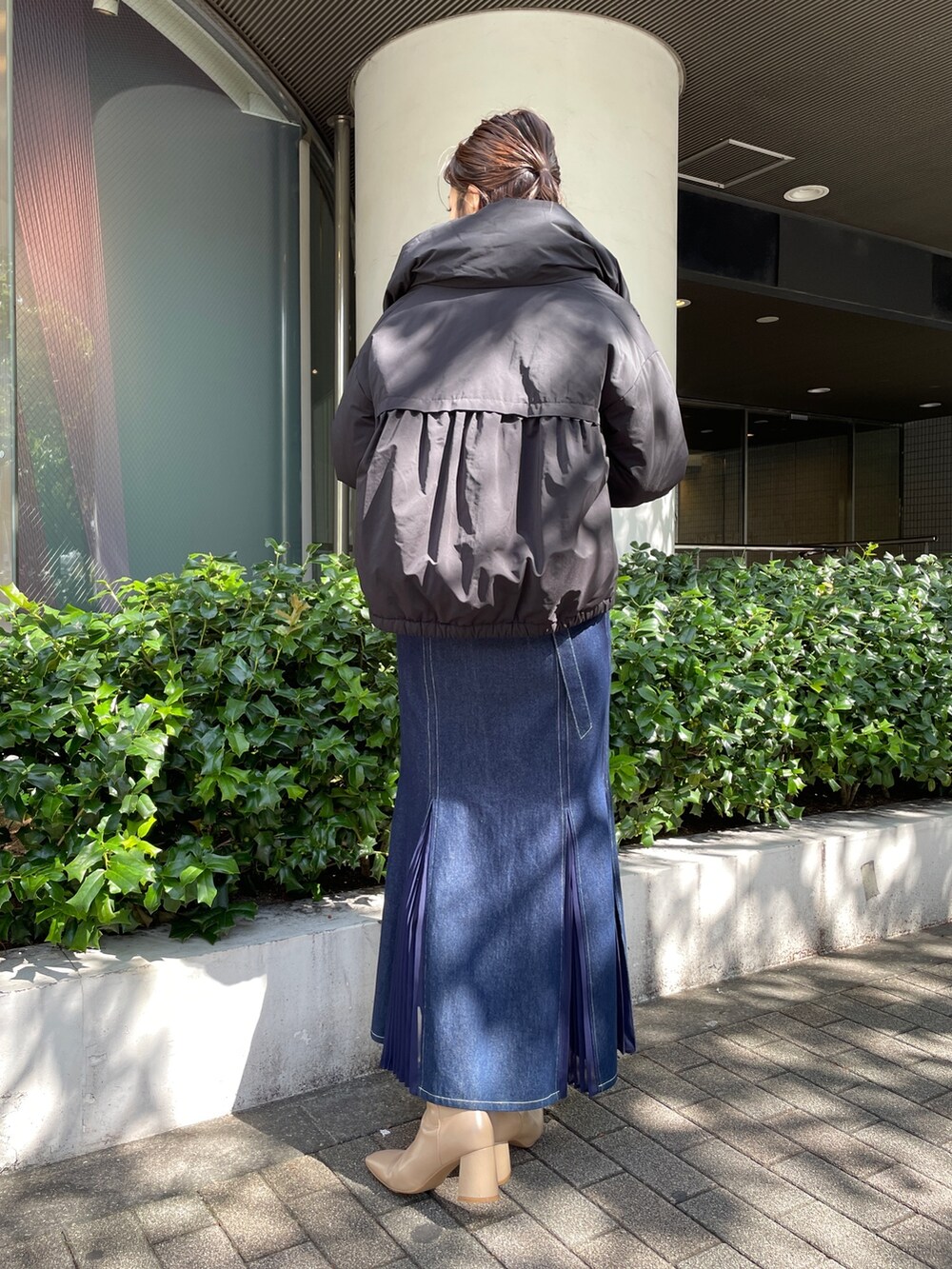 ベージュ系のブーツ、ブルー系のスカート、ホワイト系のニット/セーターを着用したレディースの秋コーディネートの4枚目の写真