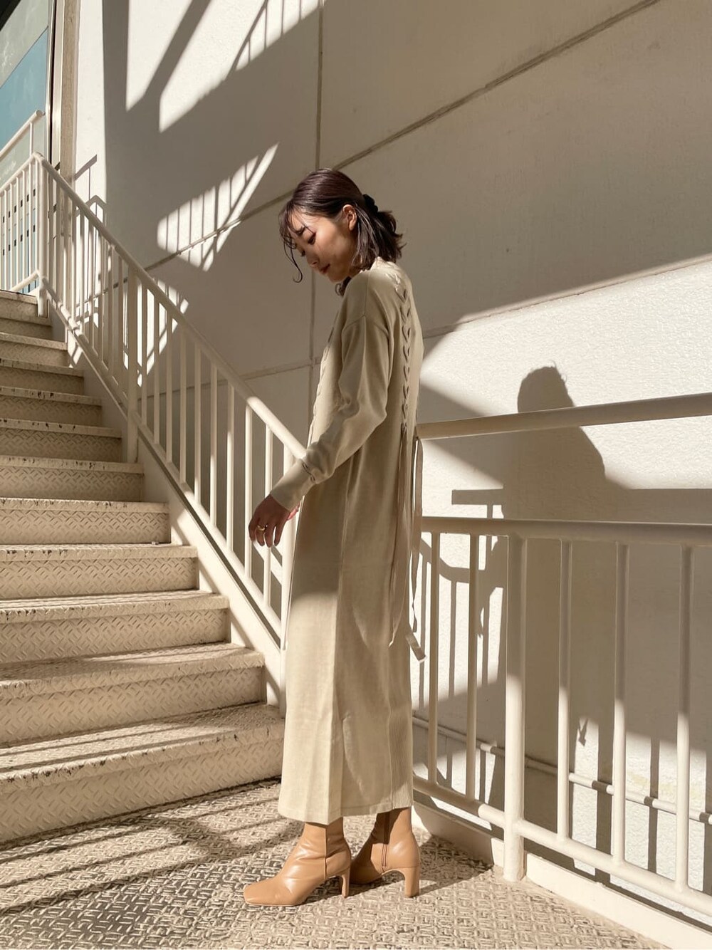 ベージュ系のその他シューズ、ホワイト系のワンピースを着用したレディースの冬コーディネートの4枚目の写真