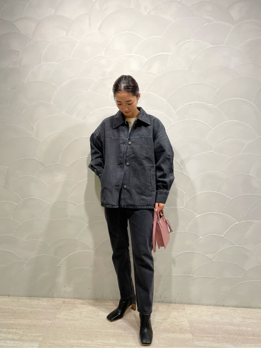 ベージュ系のシャツ/ブラウス、ブラック系のデニムジャケット、ブラック系のその他シューズを着用したレディースの夏コーディネートの3枚目の写真