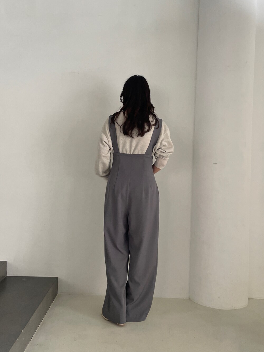 グレー系のその他パンツ、ベージュ系のスウェット、グリーン系のMA-1を着用したレディースの冬コーディネートの8枚目の写真