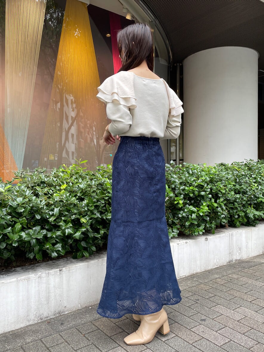 ブルー系のトレンチコート、ブルー系のトレンチコート、ベージュ系のブーツを着用したレディースの秋コーディネートの7枚目の写真