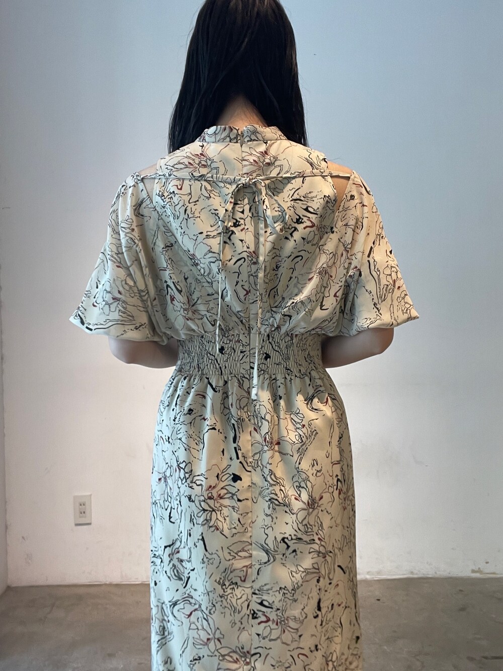 ベージュ系のワンピース、ベージュ系のサンダルを着用したレディースの夏コーディネートの9枚目の写真