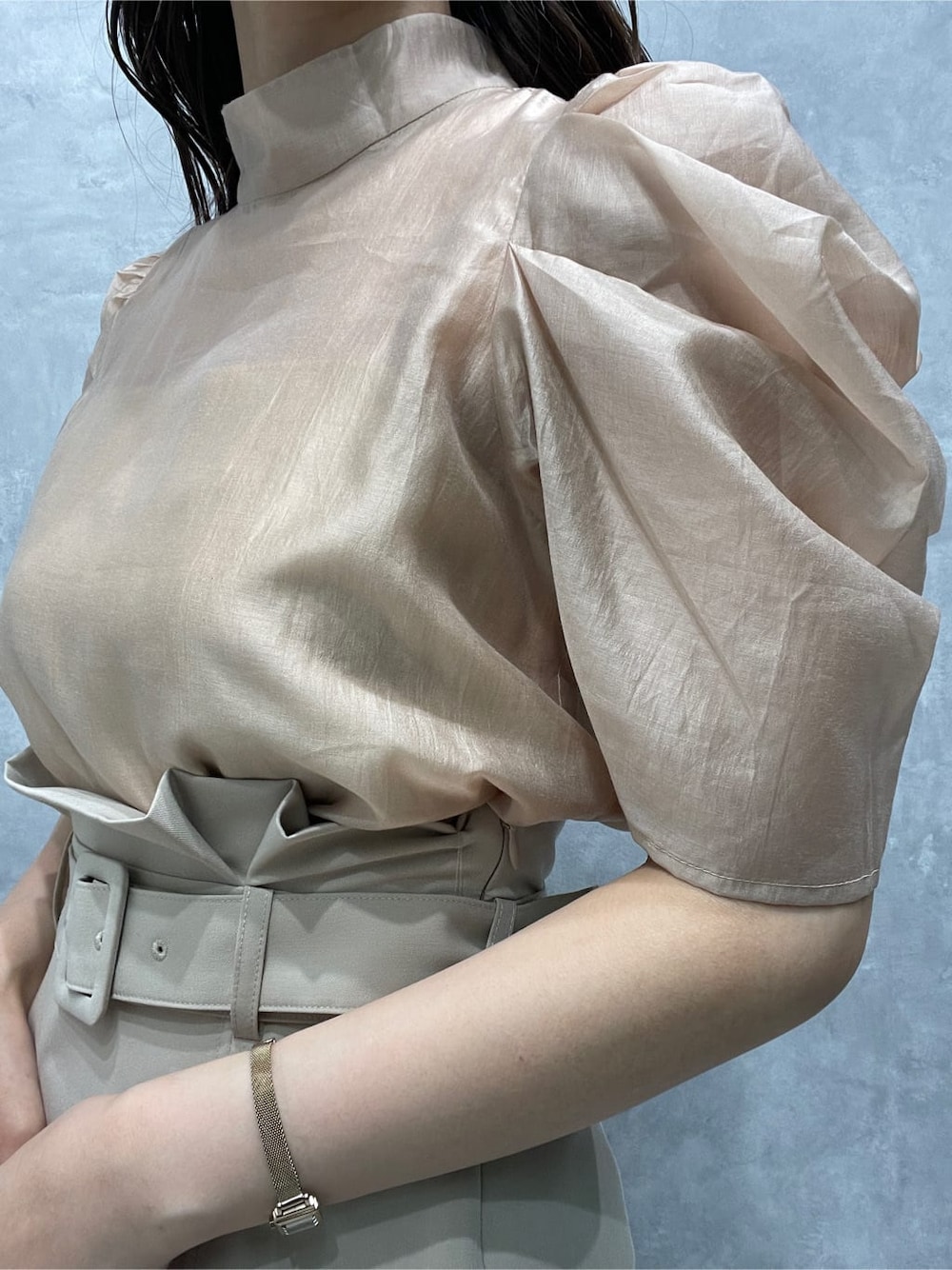 ベージュ系のシャツ/ブラウス、その他のサンダル、ベージュ系のスカートを着用したレディースの春コーディネートの6枚目の写真