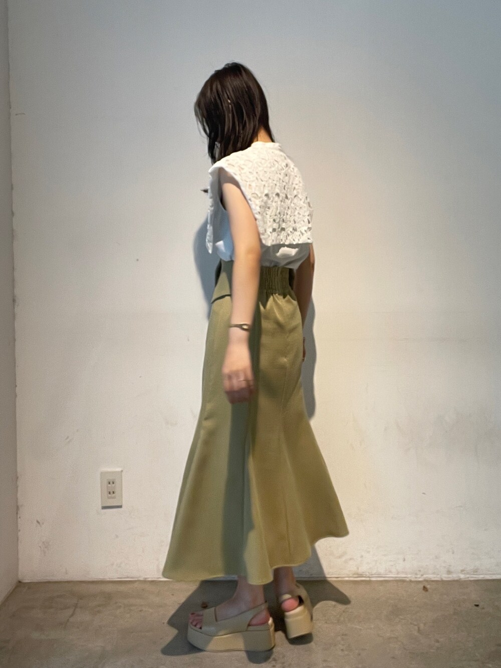 ホワイト系のシャツ/ブラウス、ベージュ系のサンダル、イエロー系のスカートを着用したレディースの夏コーディネートの5枚目の写真