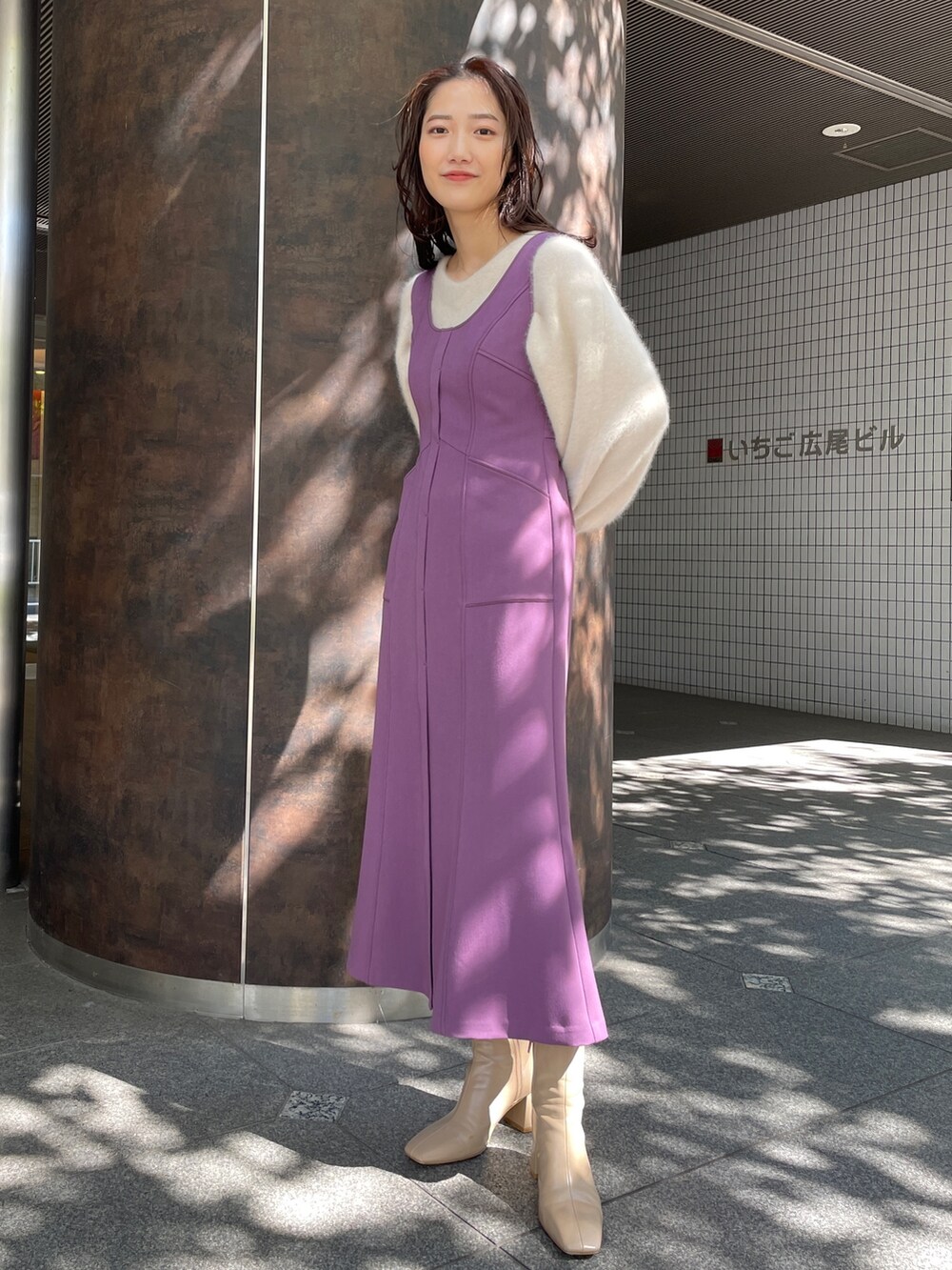 ベージュ系のブーツ、ホワイト系のニット/セーター、ホワイト系のダウンジャケット/コートを着用したレディースの秋コーディネートの7枚目の写真