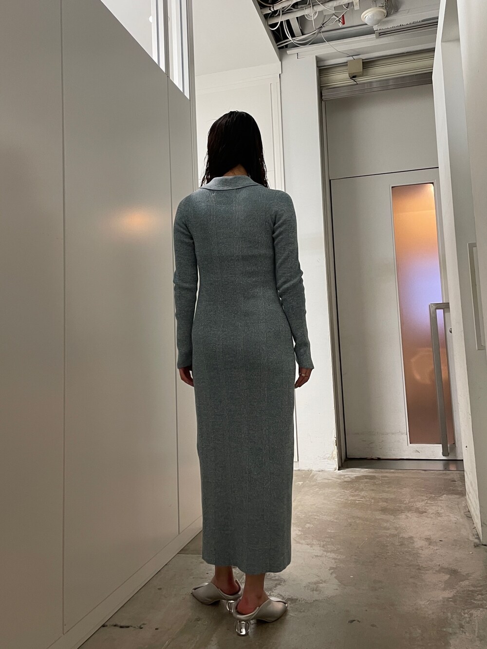 シルバー系のパンプス、ブルー系のワンピースを着用したレディースの冬コーディネートの5枚目の写真