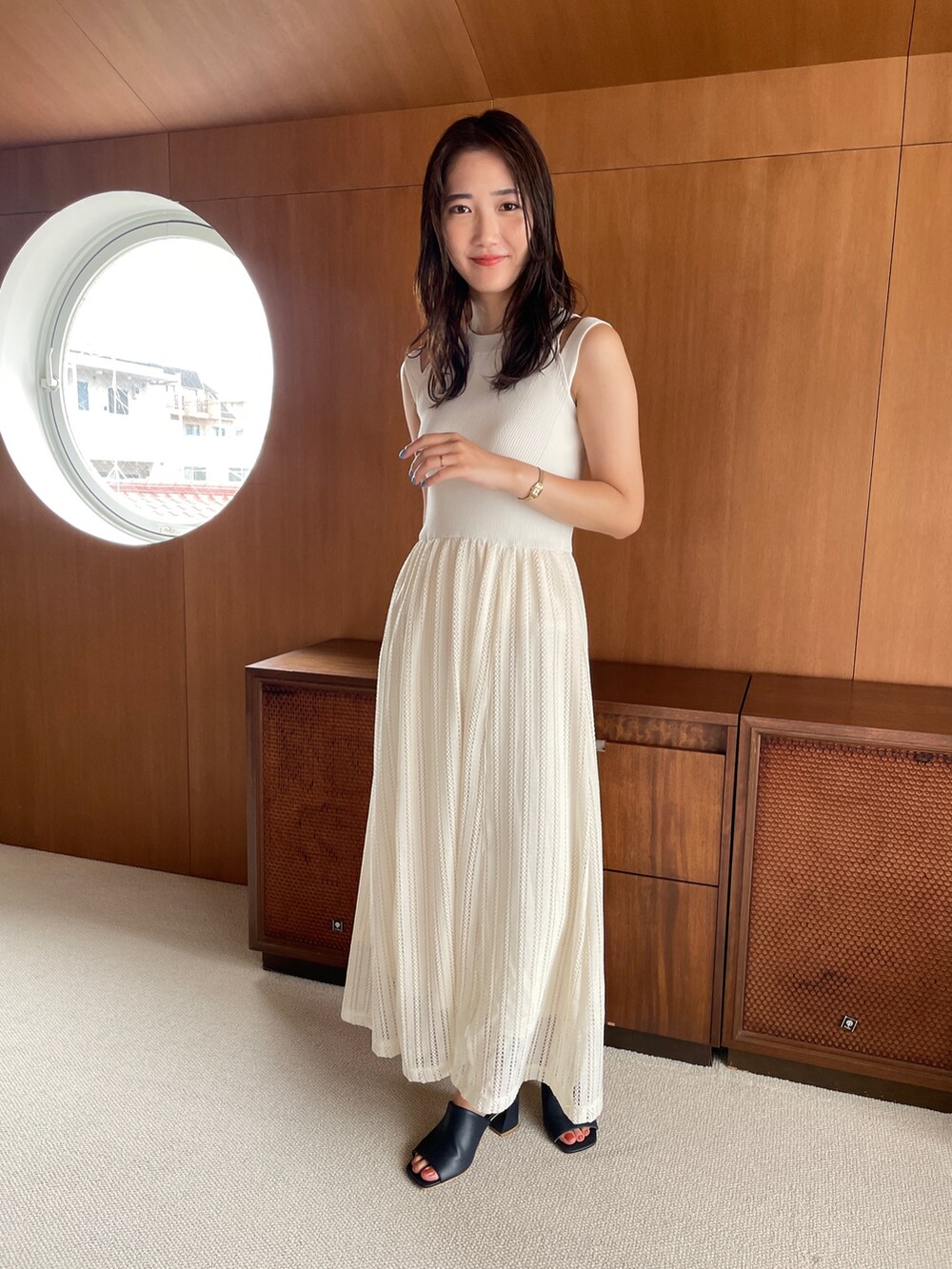 ホワイト系のワンピース、ブルー系のサンダルを着用したレディースの夏コーディネートの3枚目の写真