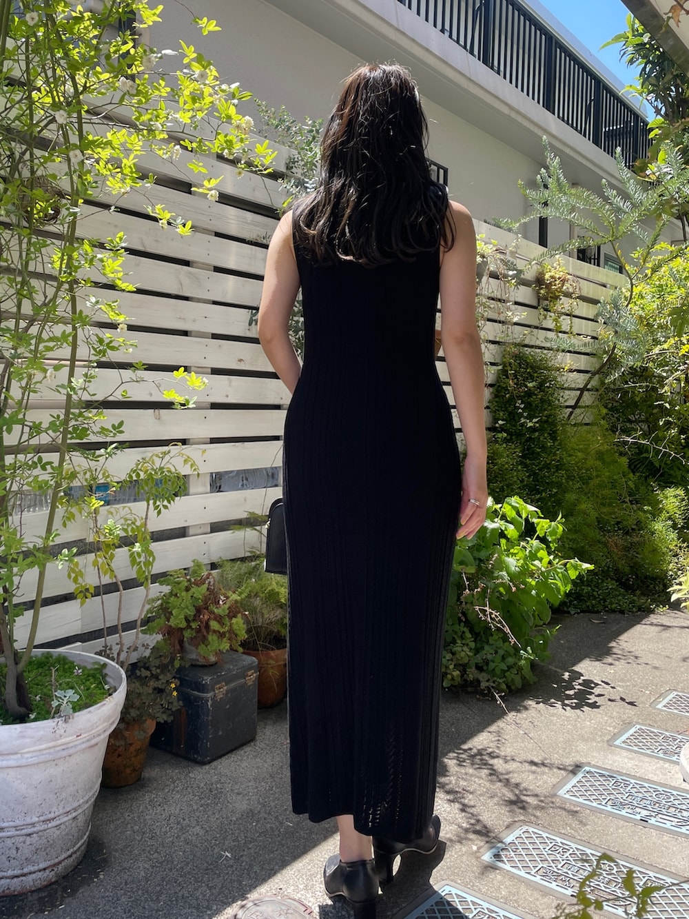 ブラック系のショルダーバッグ、ブラック系のワンピース、ベージュ系のテーラードジャケットを着用したレディースの春コーディネートの7枚目の写真