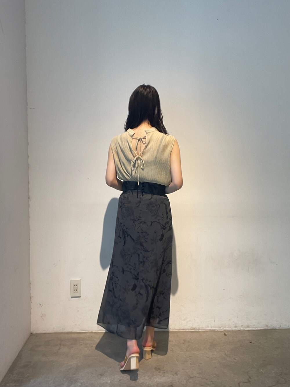 グレー系のスカート、イエロー系のサンダル、ブルー系のテーラードジャケットを着用したレディースの夏コーディネートの8枚目の写真