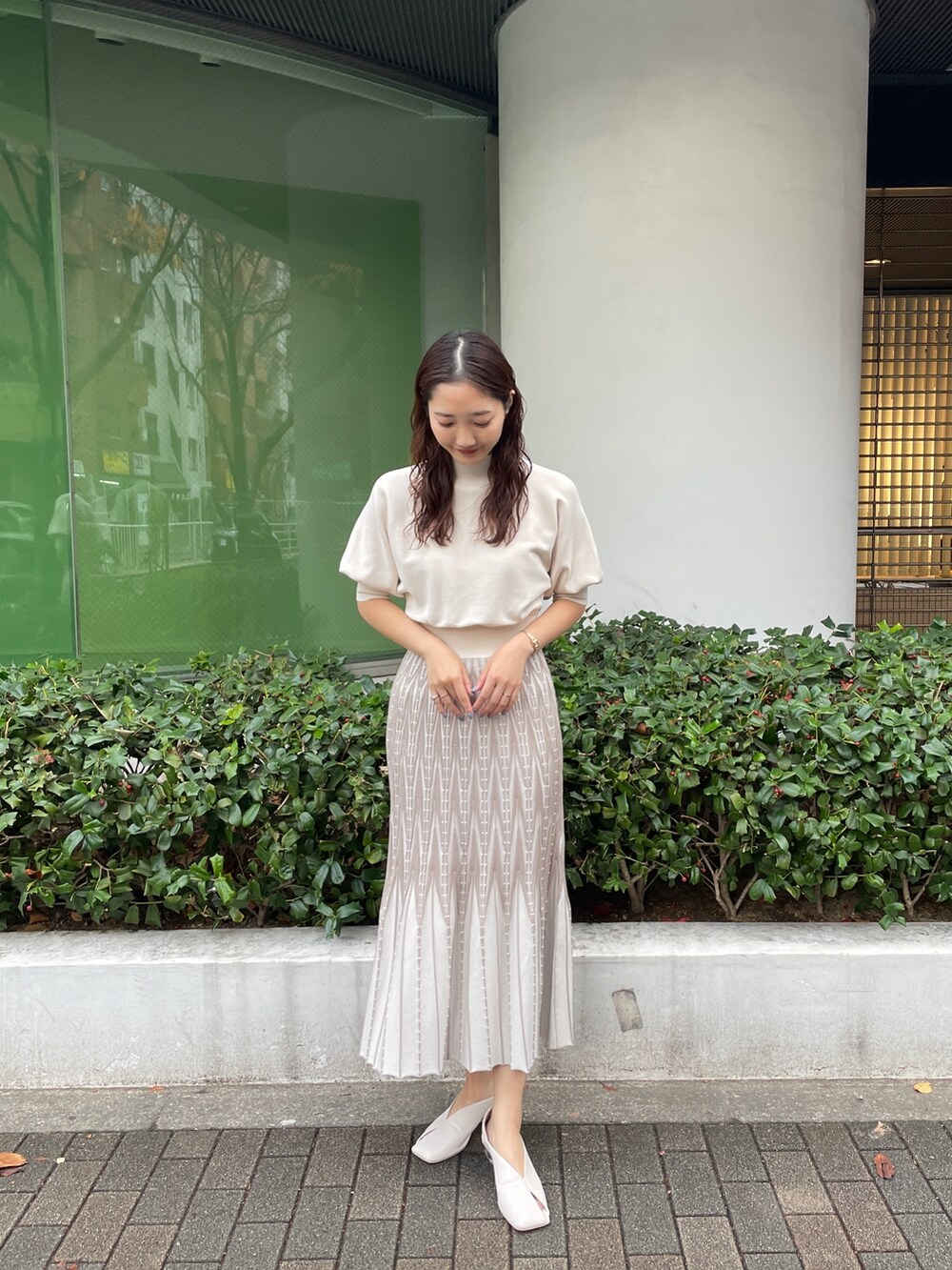 ホワイト系のパンプス、ホワイト系のワンピースを着用したレディースの冬コーディネートの2枚目の写真