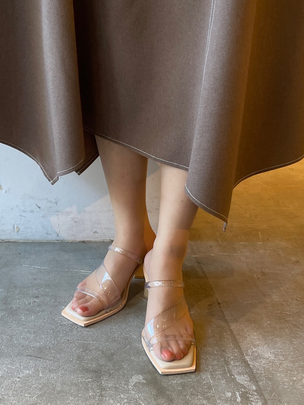 その他のサンダル、ブラウン系のワンピースを着用したレディースの冬コーディネートの8枚目の写真