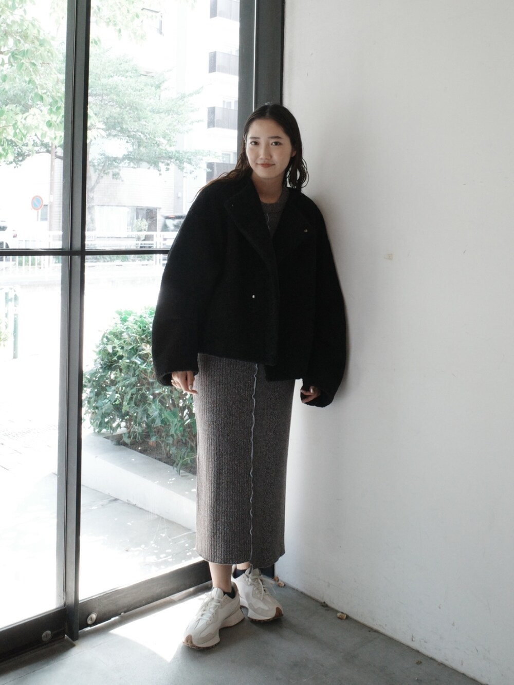 ブラック系のブルゾン、ブラウン系のワンピースを着用したレディースの夏コーディネートの3枚目の写真