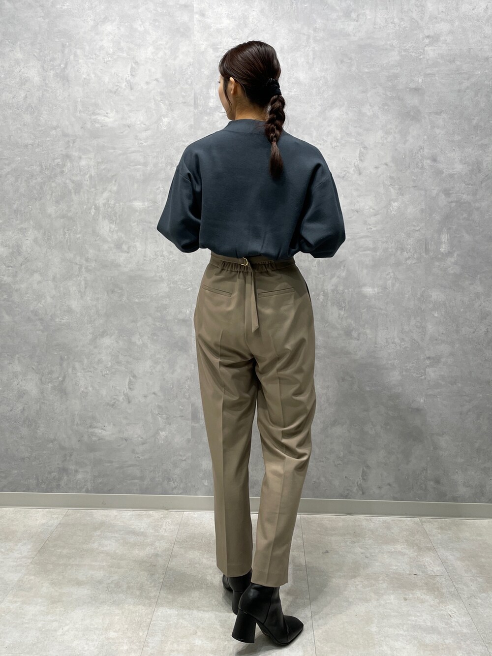 ブラック系のブーツ、ベージュ系のその他パンツ、ホワイト系のカーディガン/ボレロを着用したレディースの冬コーディネートの6枚目の写真