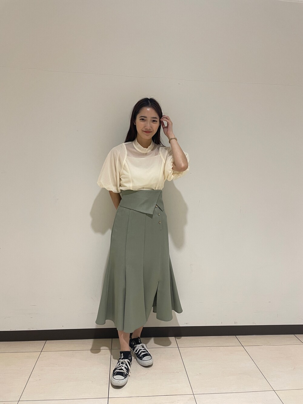 グリーン系のスカート、ホワイト系のシャツ/ブラウスを着用したレディースの春コーディネートの5枚目の写真