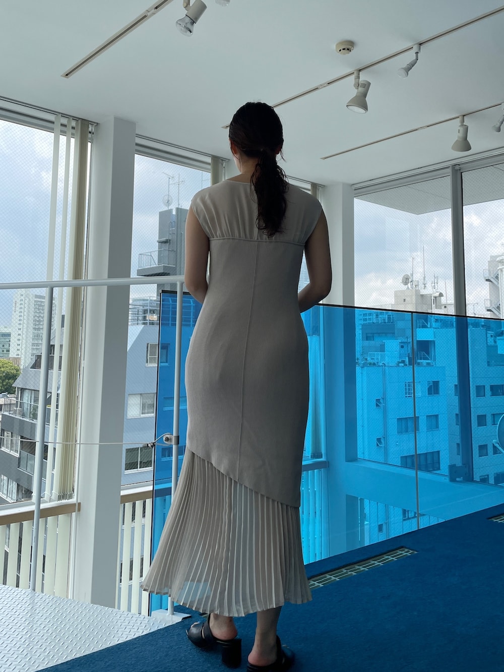 ブラック系のサンダル、ベージュ系のワンピースを着用したレディースの春コーディネートの5枚目の写真