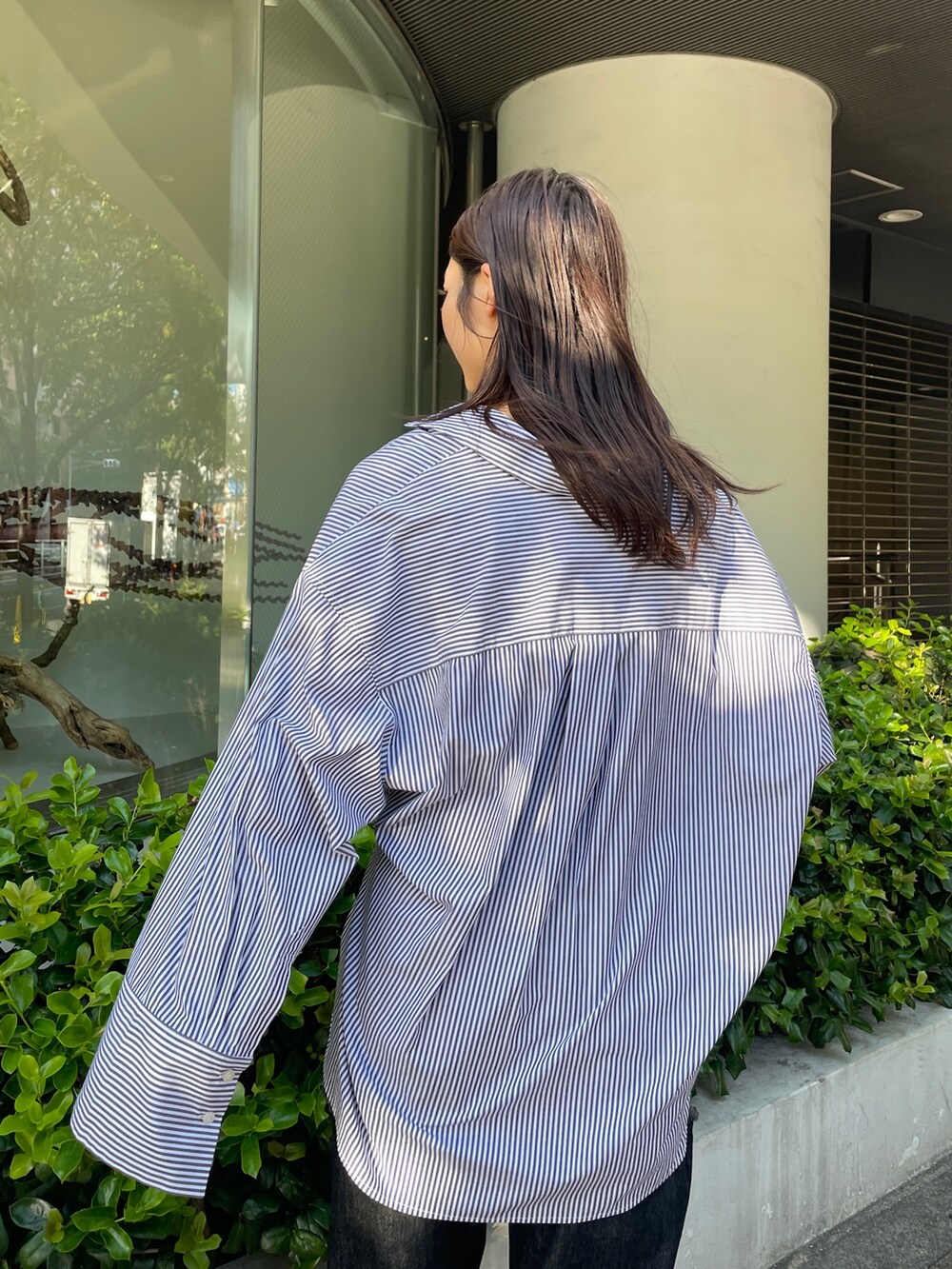 ブラック系のデニムパンツ、ベージュ系のサンダル、ブラック系のシャツ/ブラウスを着用したレディースの夏コーディネートの8枚目の写真