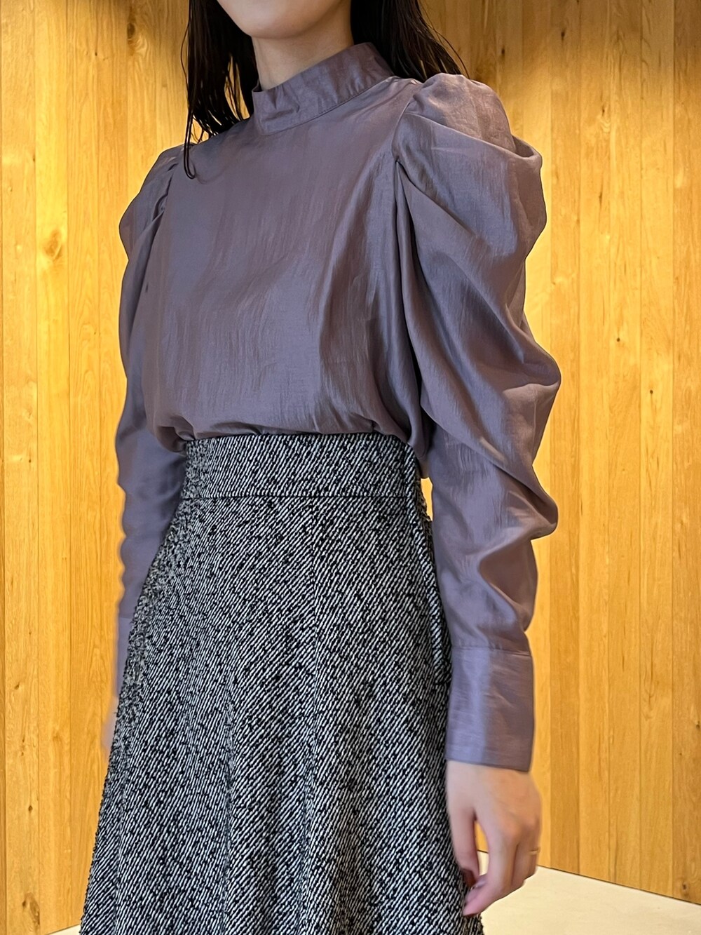 ベージュ系のシャツ/ブラウス、ブラック系のスカート、ブラック系のブーツを着用したレディースの冬コーディネートの7枚目の写真