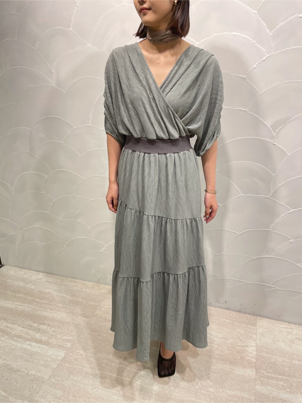 ブラック系のサンダル、ブルー系のワンピース、ベージュ系のバンダナ/スカーフを着用したレディースの春コーディネートの3枚目の写真