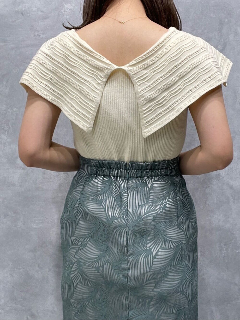 グリーン系のサンダル、ブルー系のスカート、ホワイト系のニット/セーターを着用したレディースの夏コーディネートの7枚目の写真