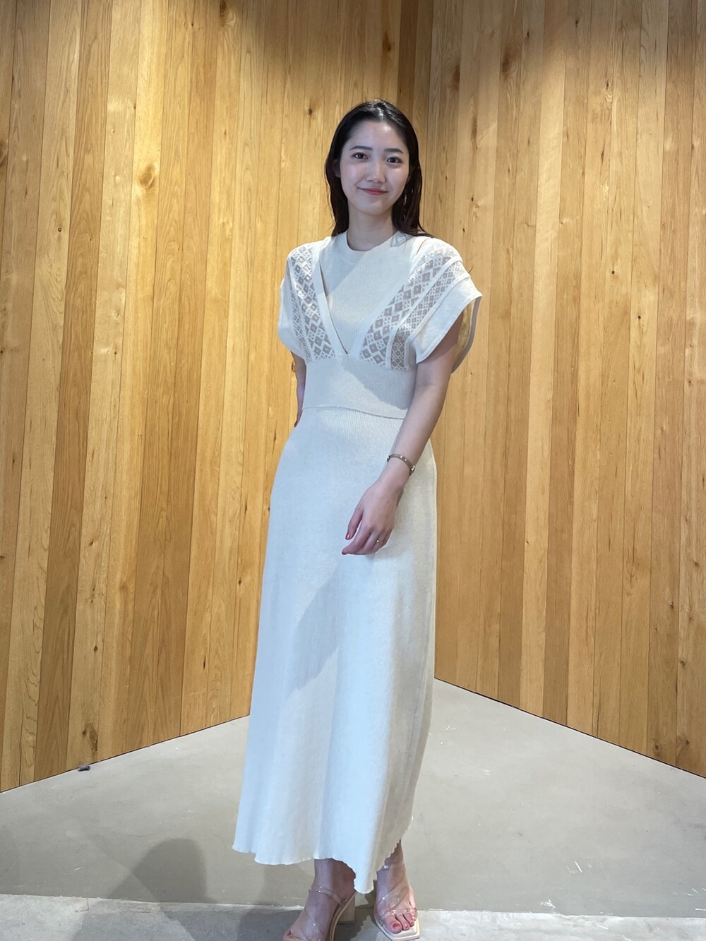 その他のサンダル、ベージュ系のワンピースを着用したレディースの冬コーディネートの4枚目の写真