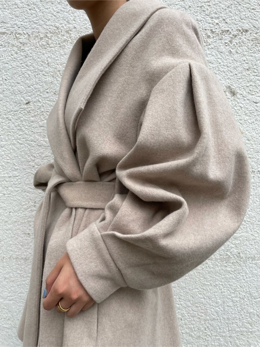 ホワイト系のスカート、ホワイト系のその他シューズ、ベージュ系のその他アウターを着用したレディースの秋コーディネートの3枚目の写真