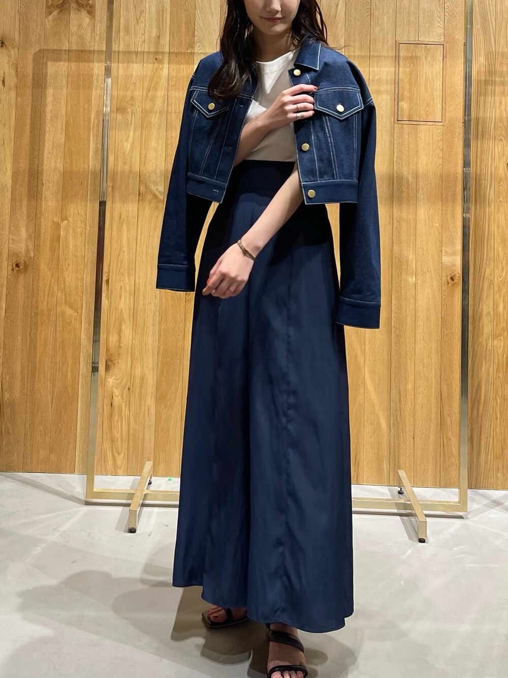 ブルー系のデニムジャケット、ホワイト系のニット/セーター、ブルー系のその他パンツを着用したレディースの冬コーディネートの4枚目の写真