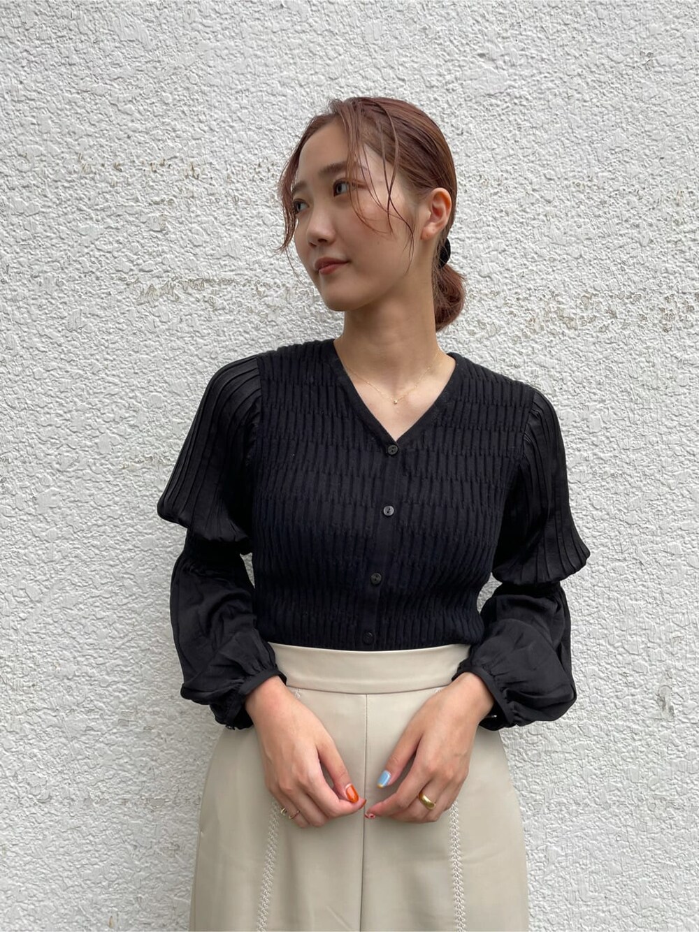 ホワイト系のスカート、ホワイト系のその他シューズ、ベージュ系のその他アウターを着用したレディースの秋コーディネートの7枚目の写真