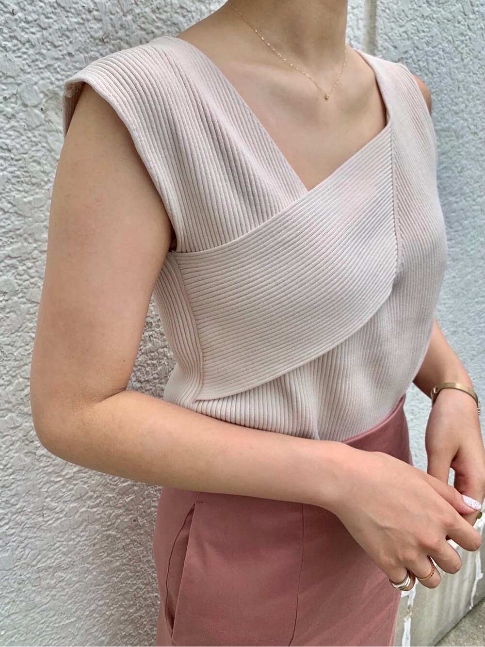 その他のその他シューズ、ホワイト系のニット/セーター、ピンク系のスカートを着用したレディースの夏コーディネートの3枚目の写真