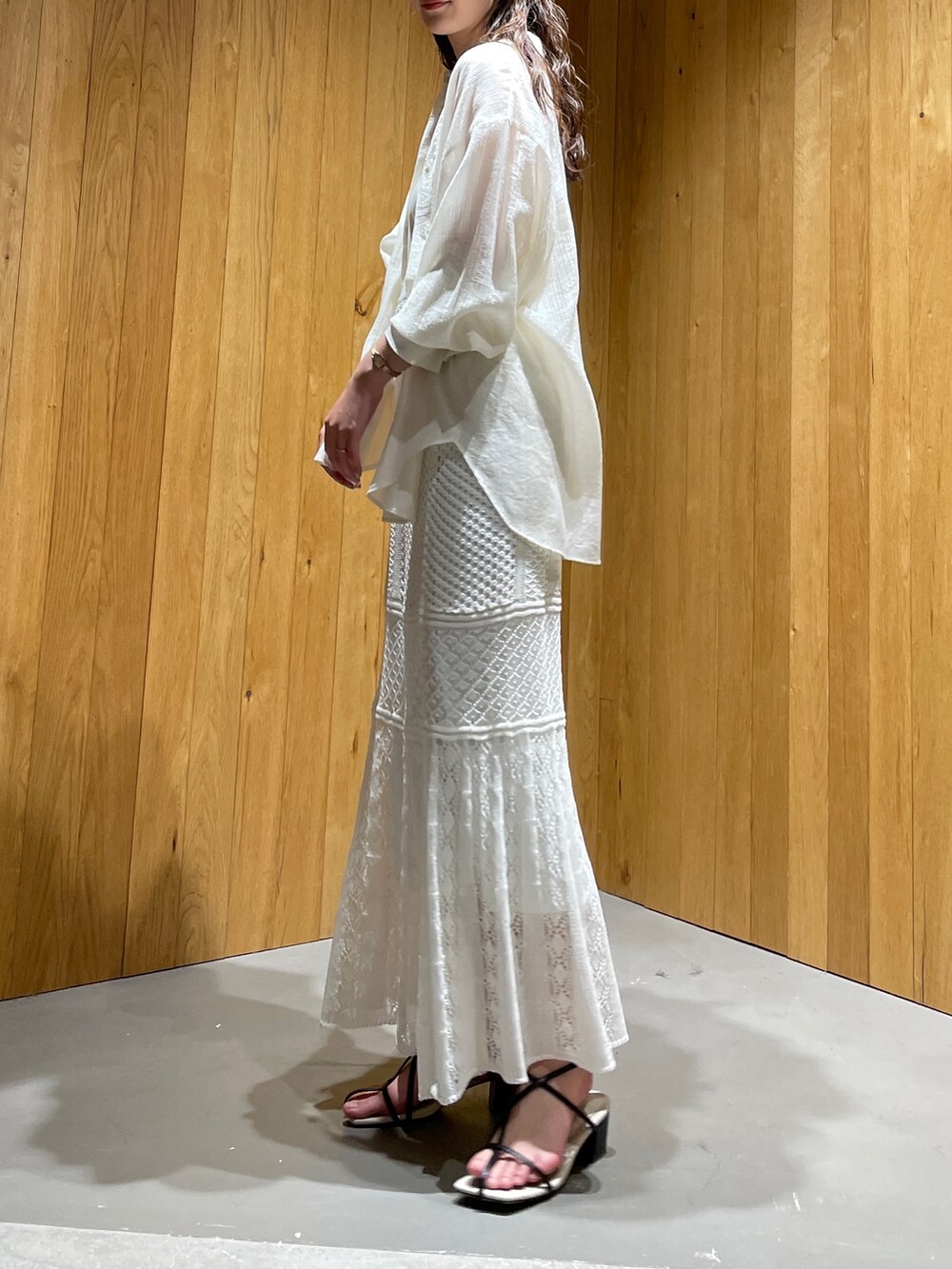 ホワイト系のTシャツ/カットソー、ホワイト系のシャツ/ブラウス、ブラック系のサンダルを着用したレディースの春コーディネートの5枚目の写真