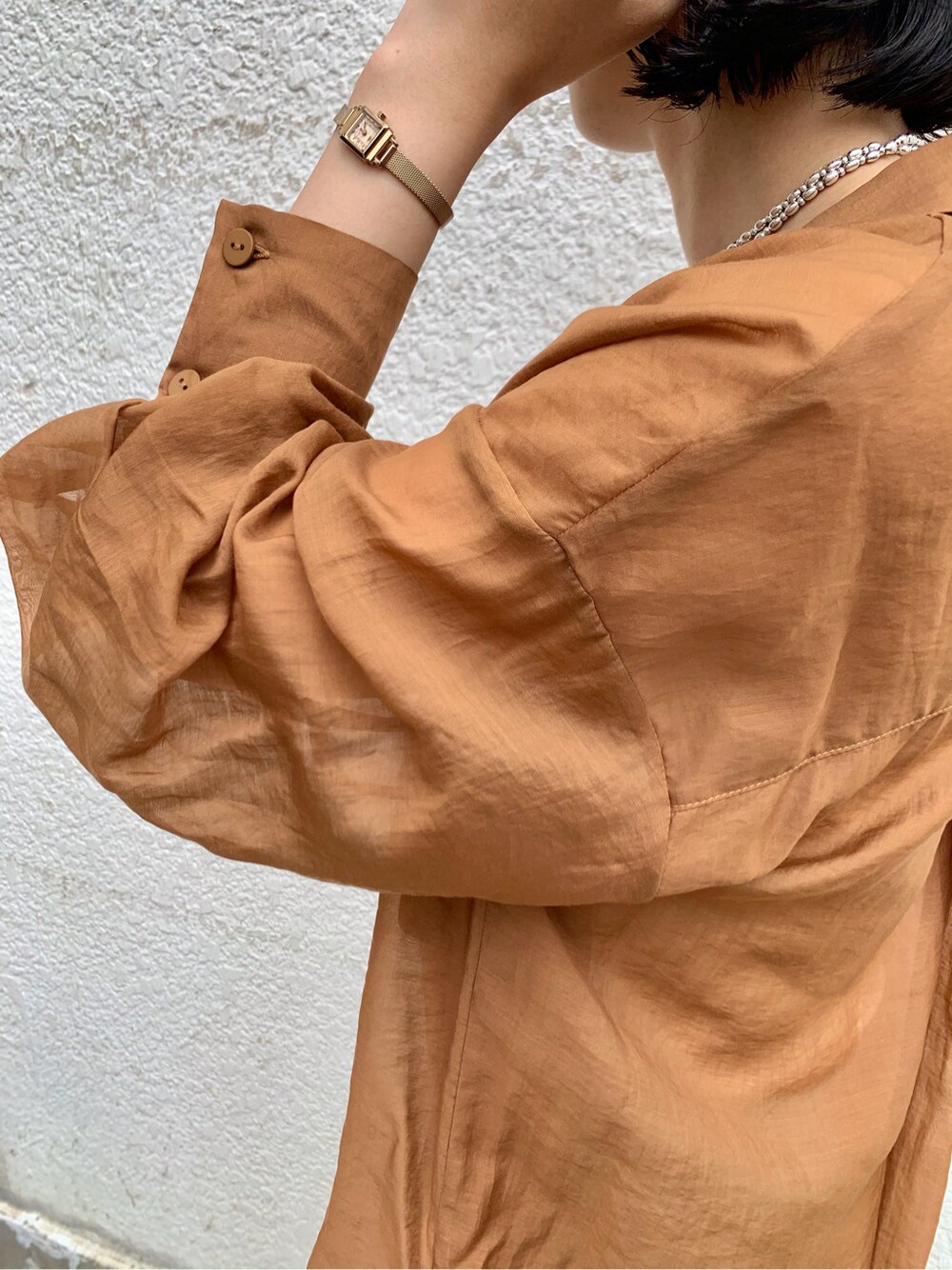 ブラウン系のシャツ/ブラウス、グリーン系のその他パンツ、その他のその他シューズを着用したレディースの夏コーディネートの6枚目の写真