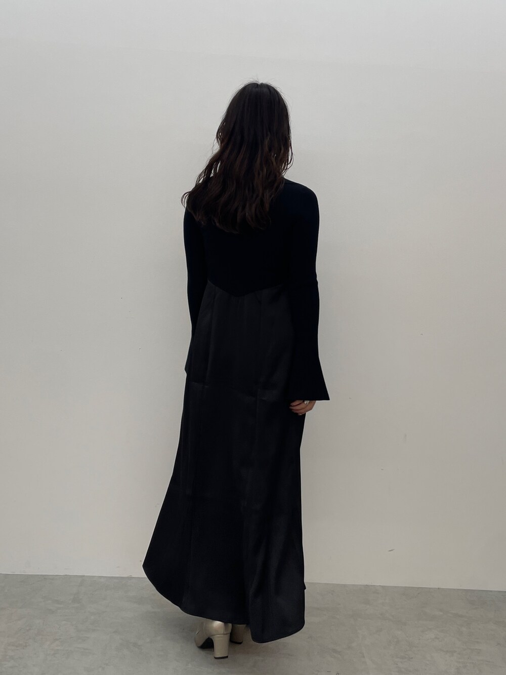 ブラック系のワンピース、シルバー系のブーツを着用したレディースの秋コーディネートの4枚目の写真