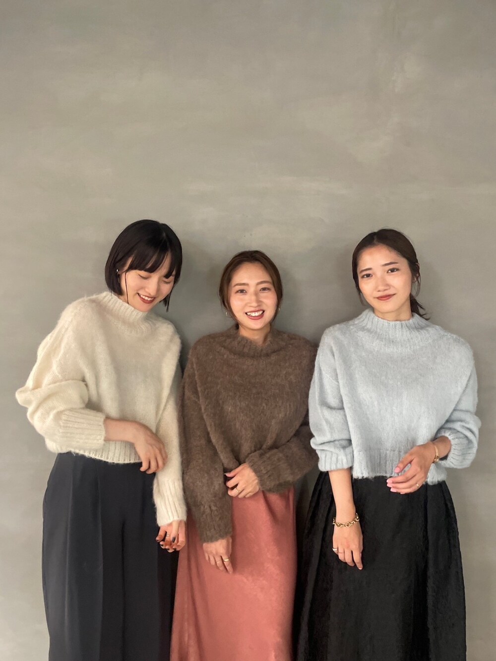 ホワイト系のブーツ、ブラック系のスカート、グリーン系のニット/セーターを着用したレディースの夏コーディネートの10枚目の写真