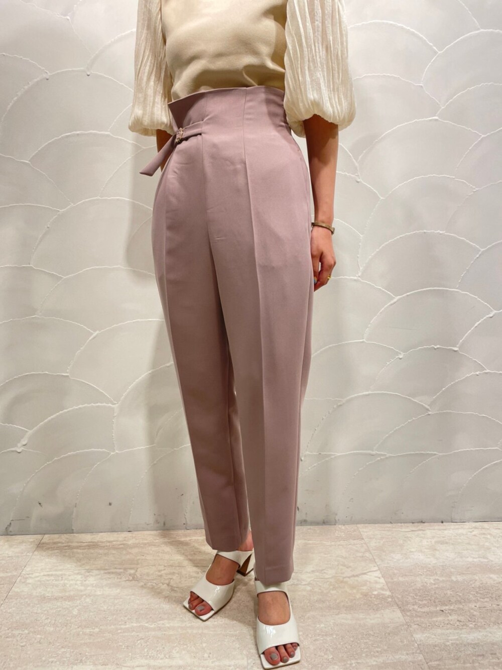 ピンク系のその他パンツ、ホワイト系のサンダル、ベージュ系のニット/セーターを着用したレディースの春コーディネートの8枚目の写真