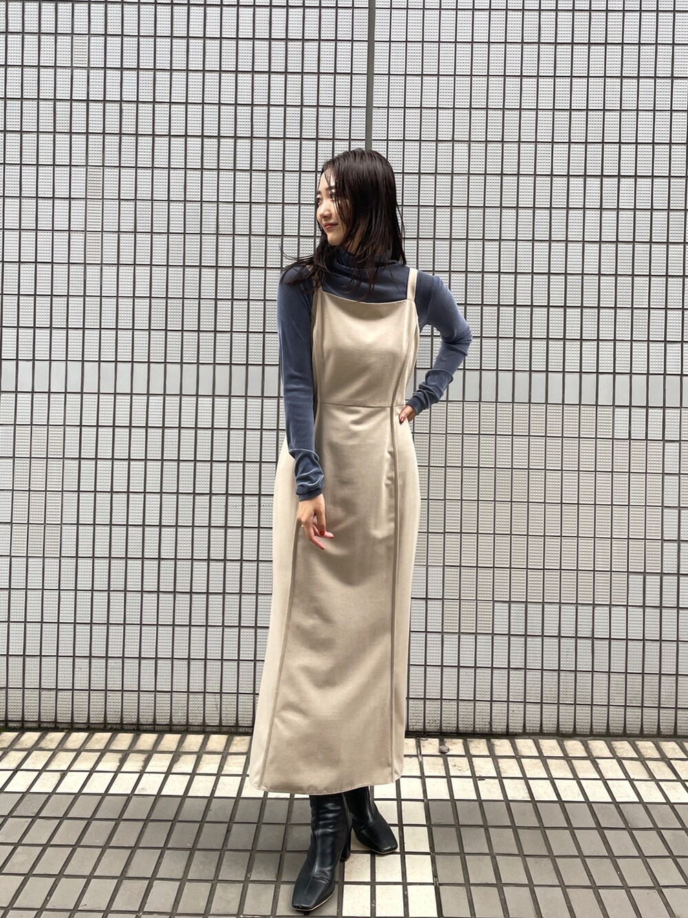 ブラック系のブーツ、ベージュ系のワンピース、ブルー系のTシャツ/カットソーを着用したレディースの夏コーディネートの2枚目の写真