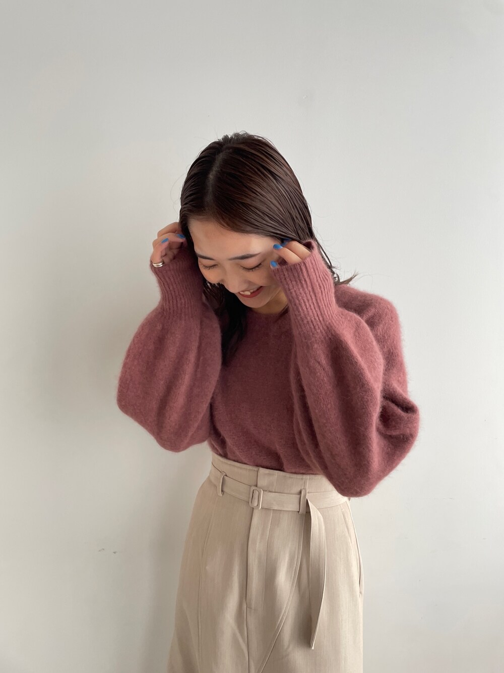 ホワイト系のブーツ、ベージュ系のスカート、ピンク系のニット/セーターを着用したレディースの夏コーディネートの6枚目の写真