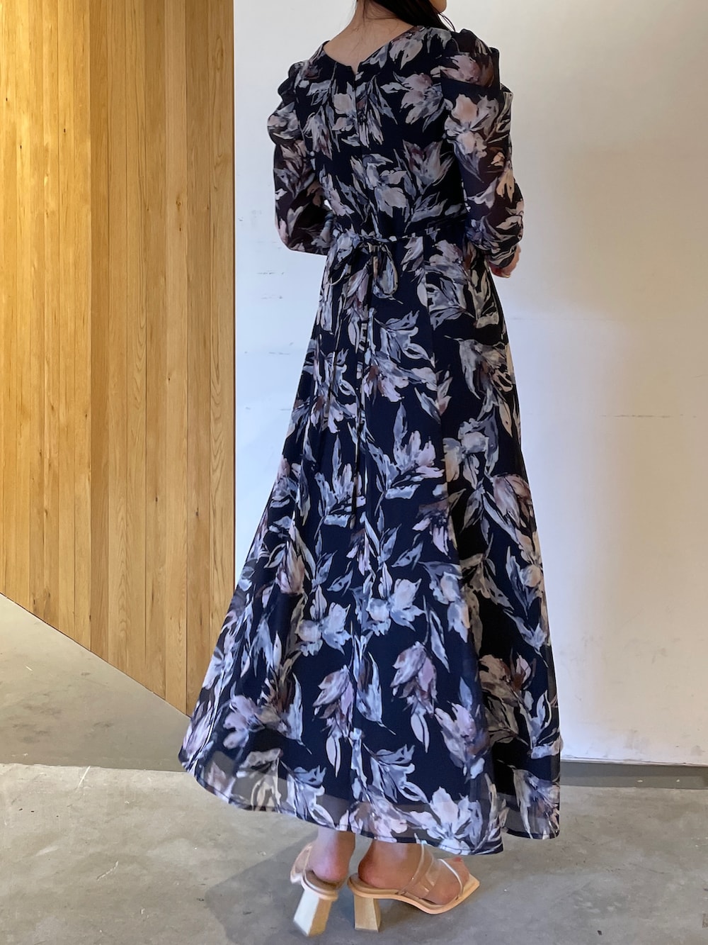 その他のサンダル、ブルー系のワンピースを着用したレディースの冬コーディネートの4枚目の写真