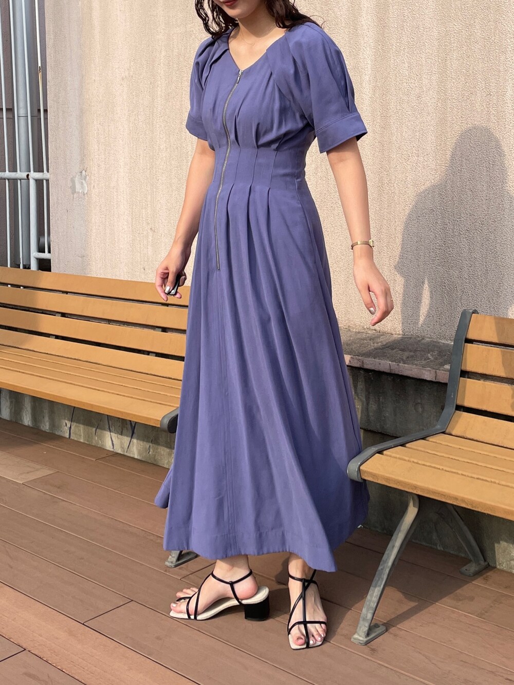 ブルー系のワンピース、ブラック系のサンダルを着用したレディースの夏コーディネートの5枚目の写真