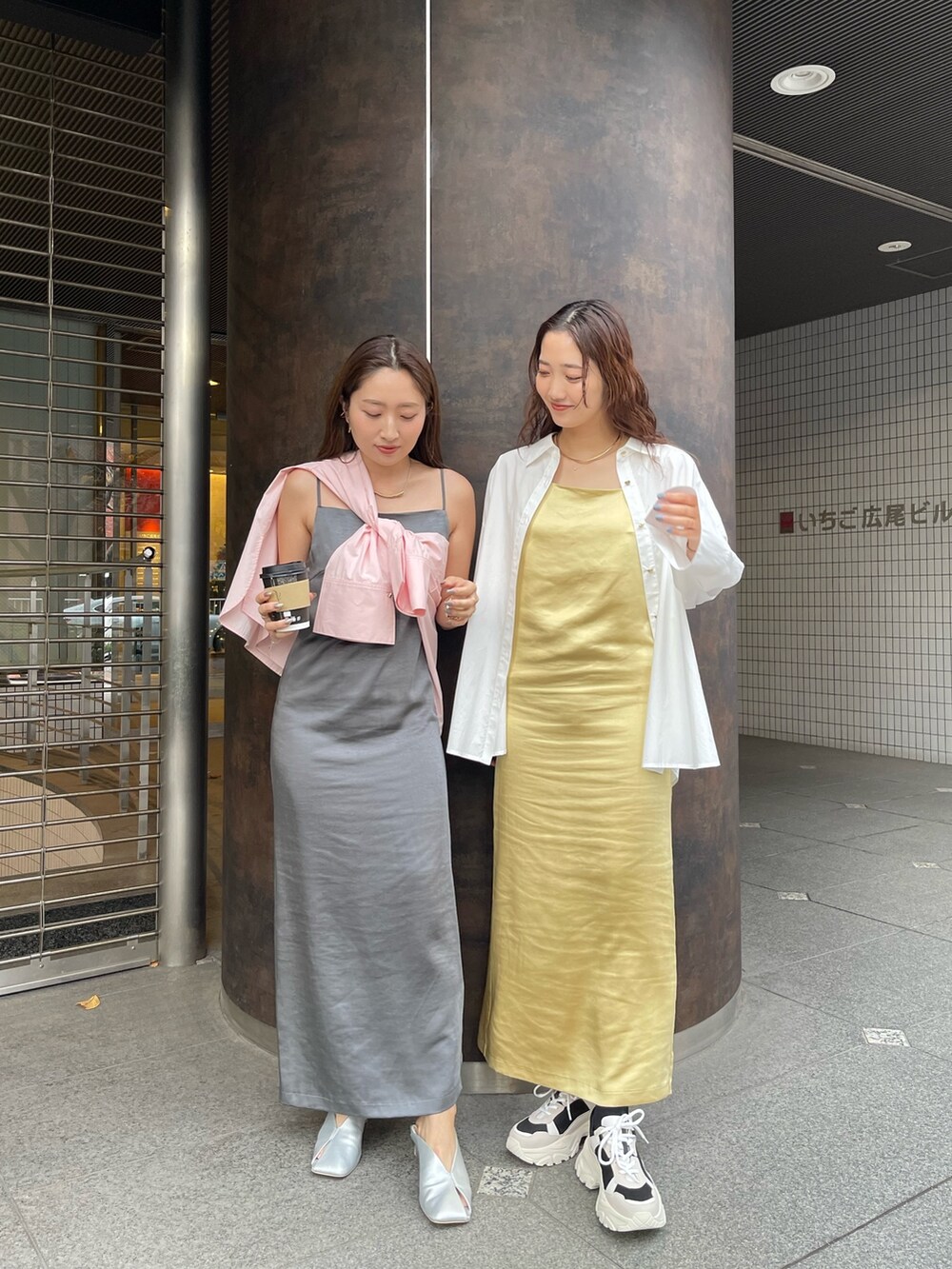 ブラック系のスニーカー、イエロー系のワンピース、ホワイト系のシャツ/ブラウスを着用したレディースの冬コーディネートの3枚目の写真