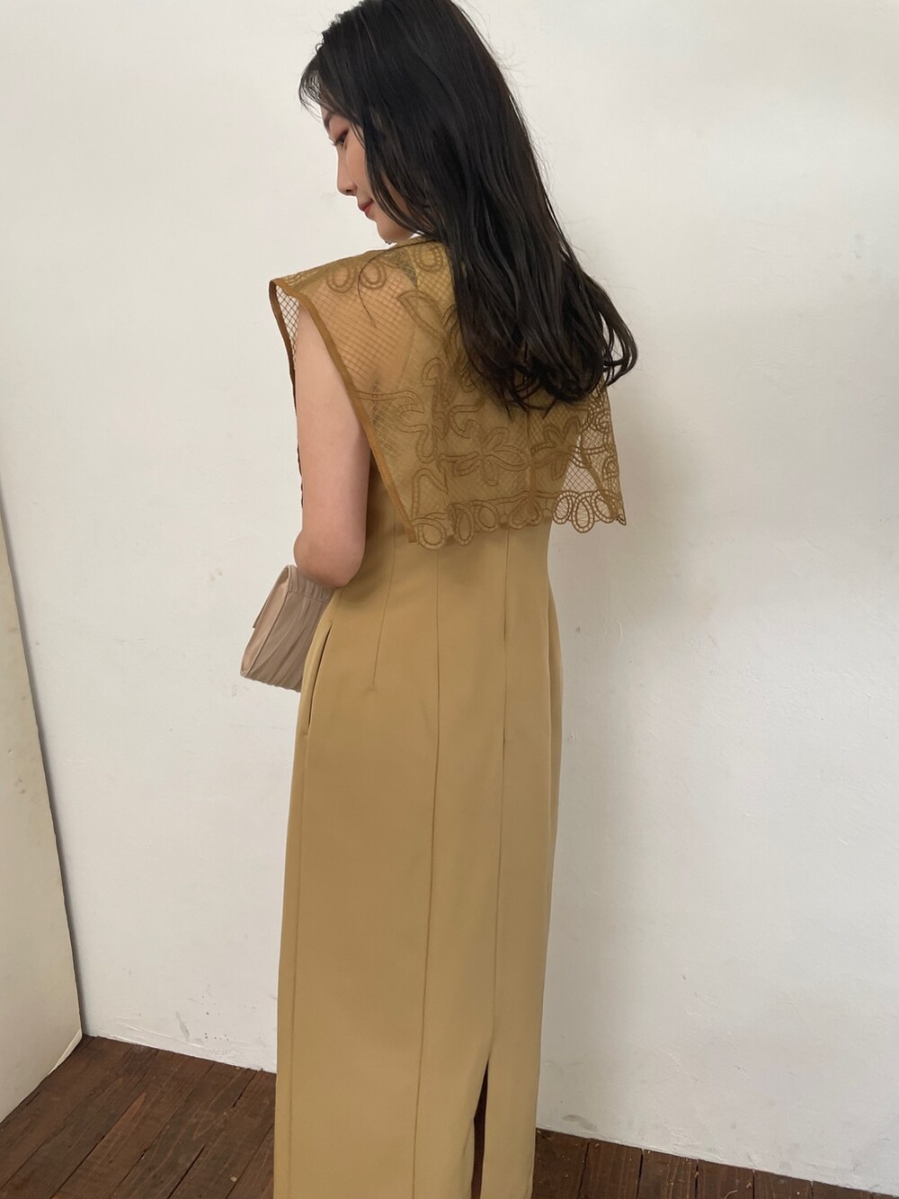 ベージュ系のドレス、ベージュ系のハンドバッグ、ベージュ系のパンプスを着用したレディースの春コーディネートの7枚目の写真
