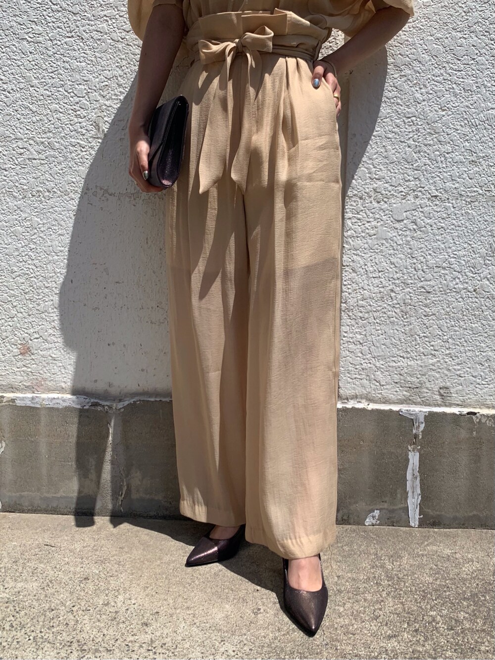 ベージュ系のシャツ/ブラウス、ベージュ系のその他パンツを着用したレディースの春コーディネートの6枚目の写真