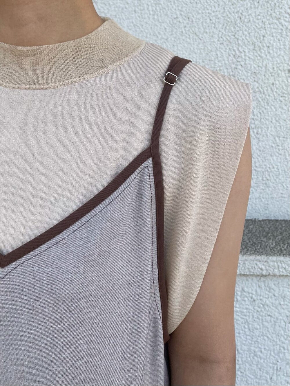 ベージュ系のワンピース、ブラウン系のサンダル、ベージュ系のニット/セーターを着用したレディースの夏コーディネートの5枚目の写真