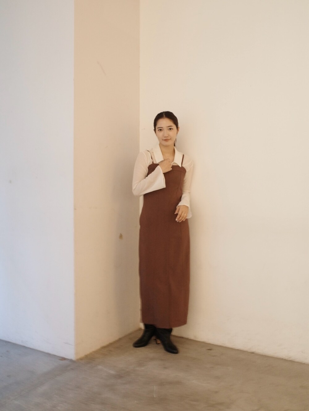 グレー系のステンカラーコート、ブラウン系のワンピースを着用したレディースの秋コーディネートの7枚目の写真