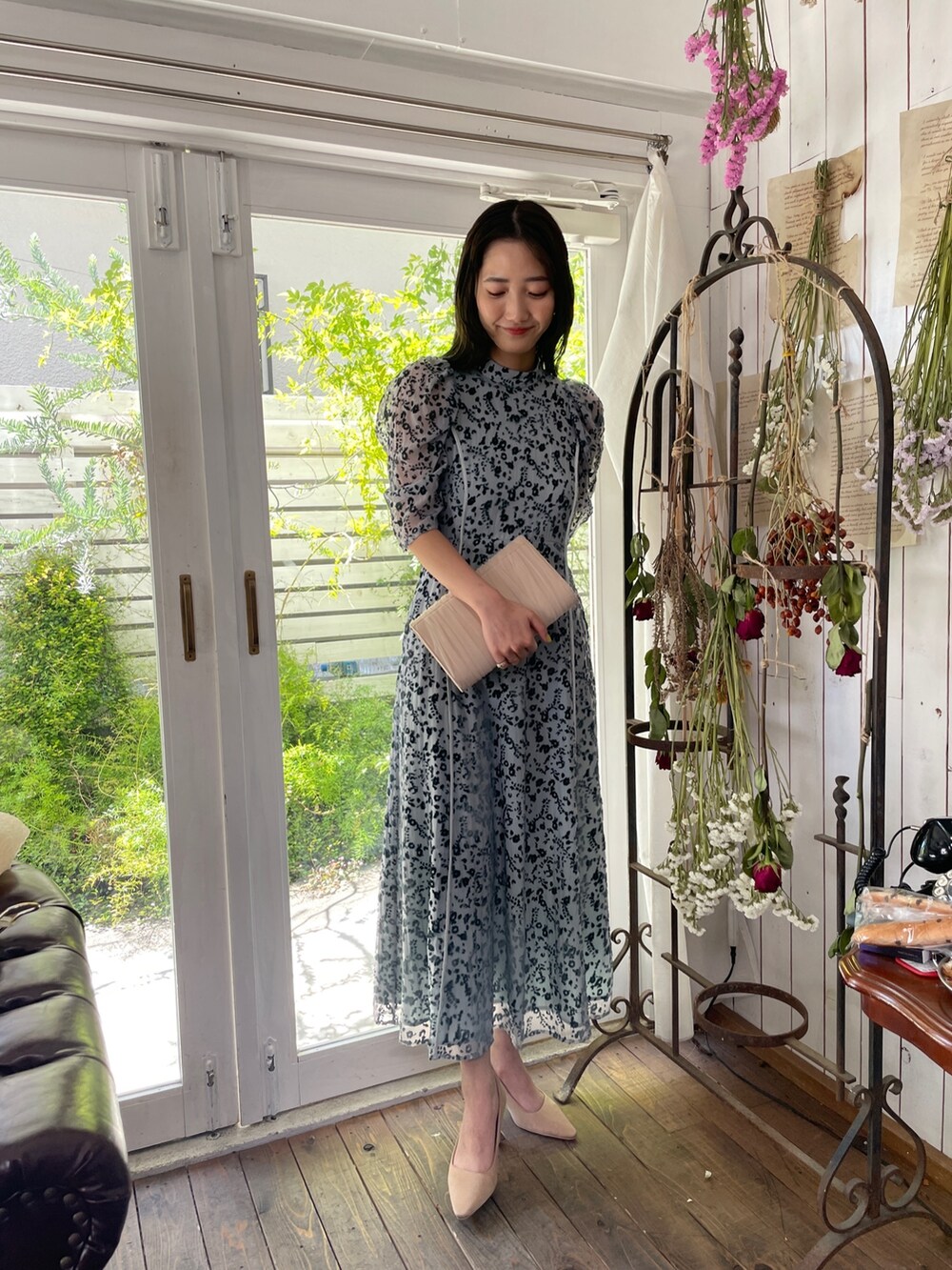 ゴールド系のパンプス、ベージュ系のハンドバッグ、グリーン系のドレスを着用したレディースの夏コーディネートの5枚目の写真